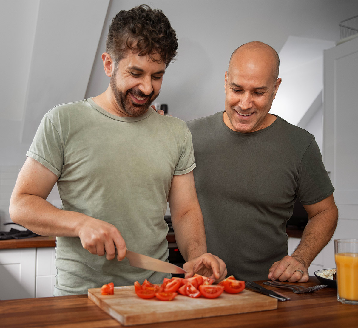 Zwei Männer bereiten gemeinsam eine Mahlzeit zu