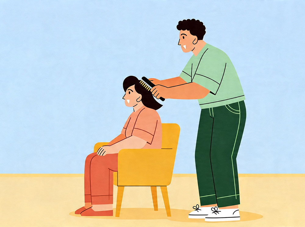 Friseur schneidet einer sitzenden Kundin die Haare Friseur schneidet einer sitzenden Kundin die Haare